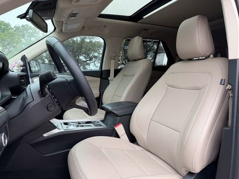 Used 2023 Ford Explorer Limited w/ Limited Technology Package image 7