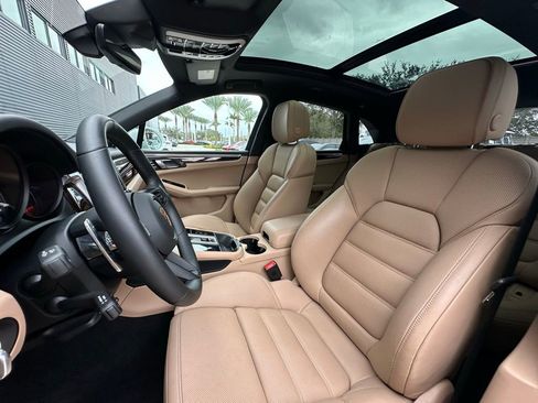 Certified 2025 Porsche Macan image 5