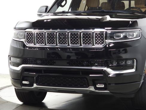 Used 2022 Jeep Grand Wagoneer Series III w/ Rear Seat Video Group 1 AWD/4WD image 3