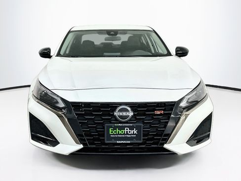 Used 2023 Nissan Altima 2.5 SR FWD image 2