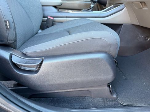 Used 2025 Kia Carnival LX image 25