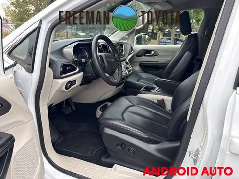 Used 2023 Chrysler Pacifica Touring-L FWD image 7