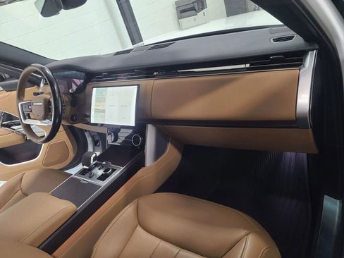 Used 2023 Land Rover Range Rover Long Wheelbase SE image 16