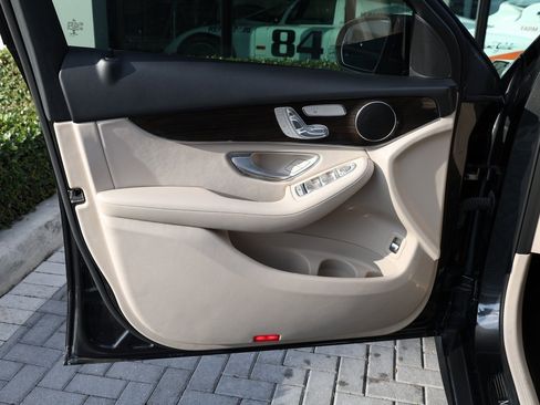 Used 2022 Mercedes-Benz GLC 300 image 12