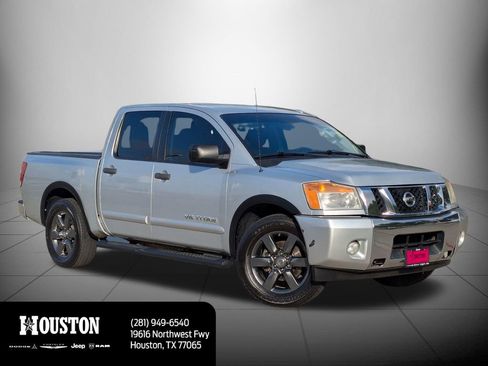 Used 2015 Nissan Titan SV w/ SV Value Truck Package image 3