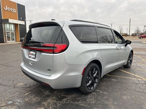 New 2026 Chrysler Pacifica Select image 10