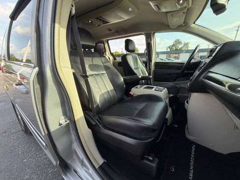 Used 2015 Chrysler Town & Country Touring FWD image 12