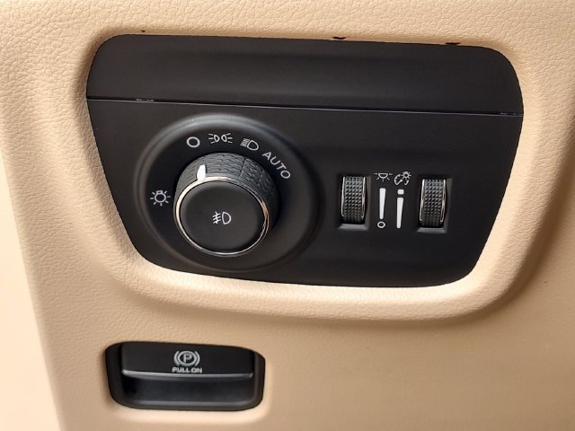 Used 2023 Jeep Grand Cherokee L Limited w/ Luxury Tech Group II AWD/4WD image 23
