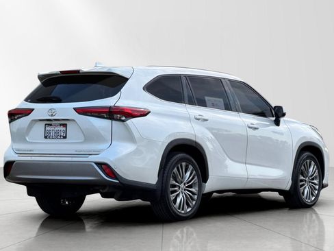 Used 2020 Toyota Highlander Platinum image 4