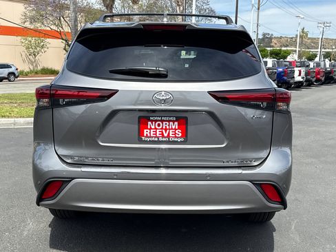 New 2026 Toyota Highlander Platinum image 8