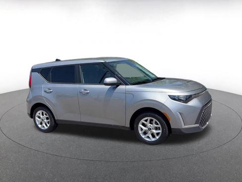 Used 2025 Kia Soul LX w/ LX Technology Package FWD image 2