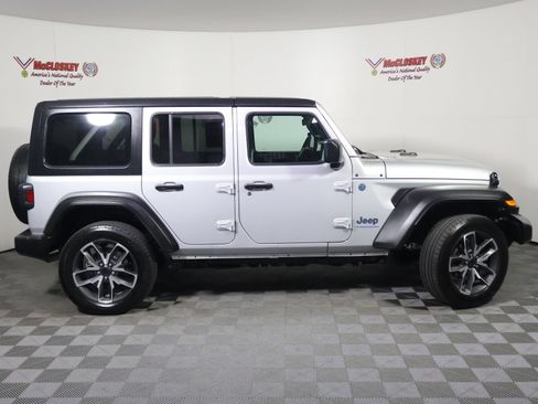 Used 2024 Jeep Wrangler Unlimited AWD/4WD image 3