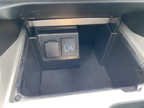 Used 2022 Ford Explorer XLT w/ Equipment Group 202A AWD/4WD image 24