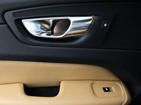 New 2025 Volvo XC60 B5 Ultra w/ Protection Package Premier image 31