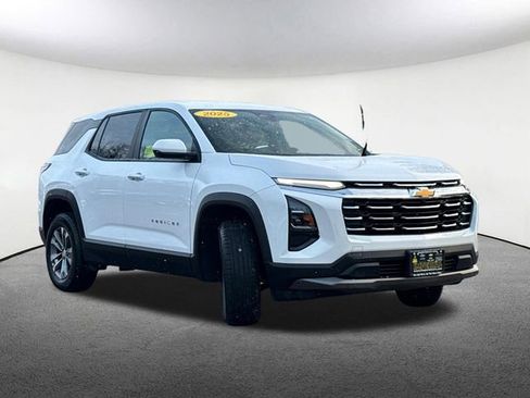 Used 2025 Chevrolet Equinox LT AWD/4WD image 2