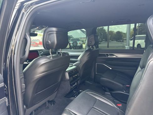 Used 2025 Jeep Wagoneer Series II image 24