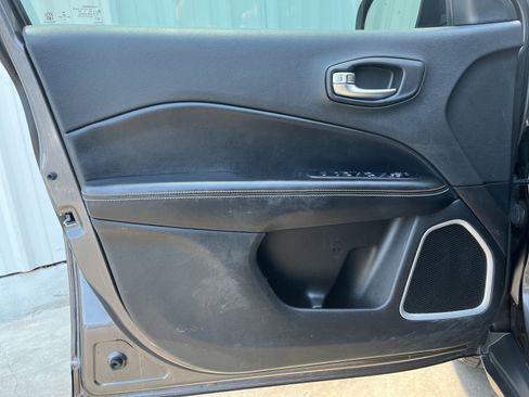 Used 2019 Jeep Compass Latitude FWD image 11