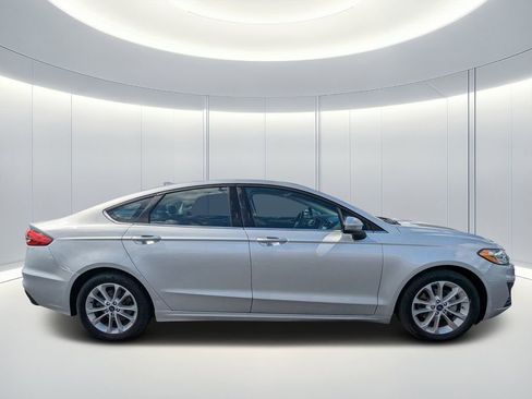 Used 2019 Ford Fusion SE image 3