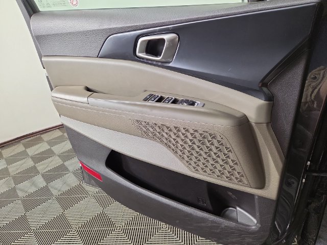 Certified 2025 Kia Carnival FWD image 27