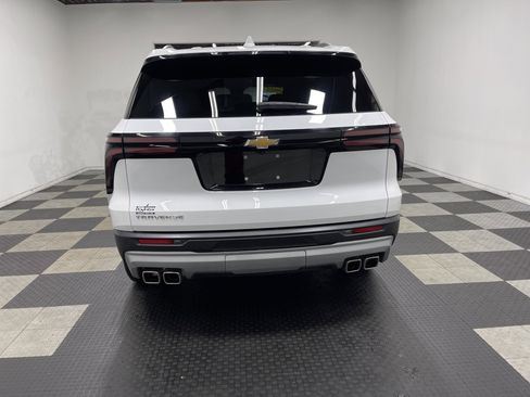 Used 2025 Chevrolet Traverse LT FWD image 3