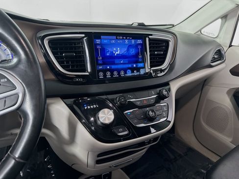 Used 2017 Chrysler Pacifica Touring-L FWD image 15