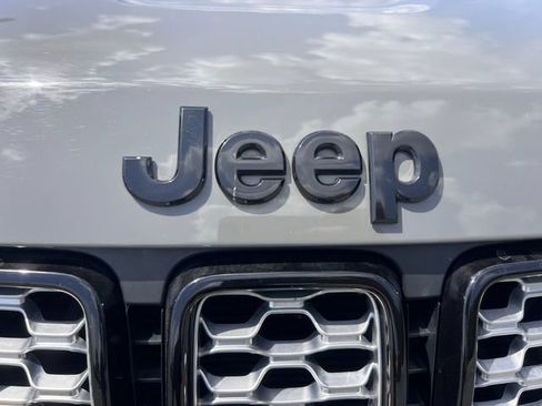 Used 2022 Jeep Grand Cherokee Laredo X RWD image 8