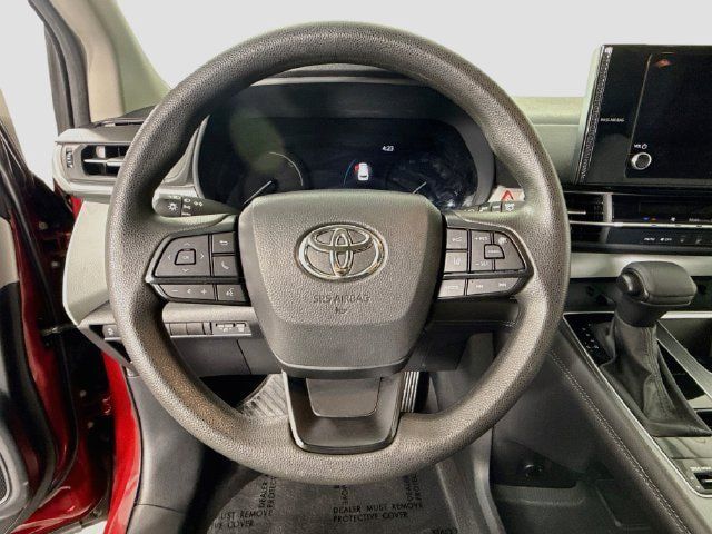 Used 2025 Toyota Sienna LE w/ LE Plus Package FWD image 13