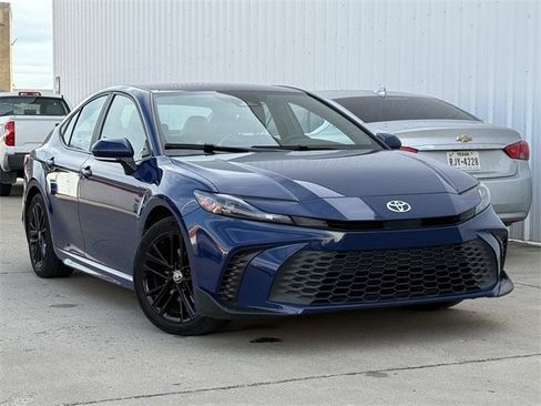 Used 2025 Toyota Camry SE image 2