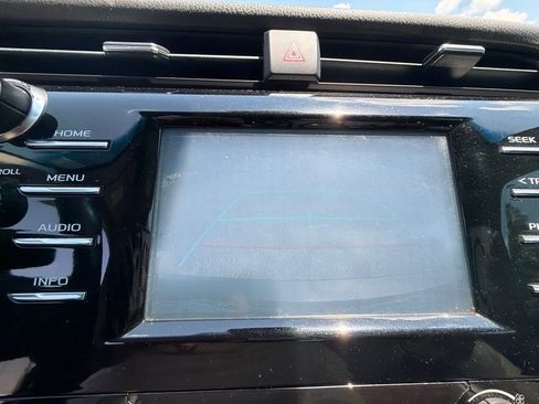 Used 2018 Toyota Camry SE FWD image 13