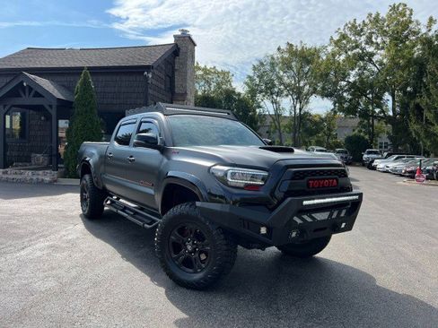 Used 2017 Toyota Tacoma TRD Sport image 1
