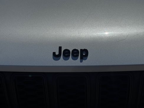 Used 2024 Jeep Grand Cherokee Altitude AWD/4WD image 10