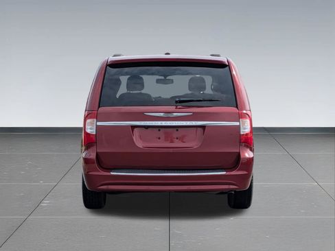 Used 2016 Chrysler Town & Country Touring-L FWD image 4