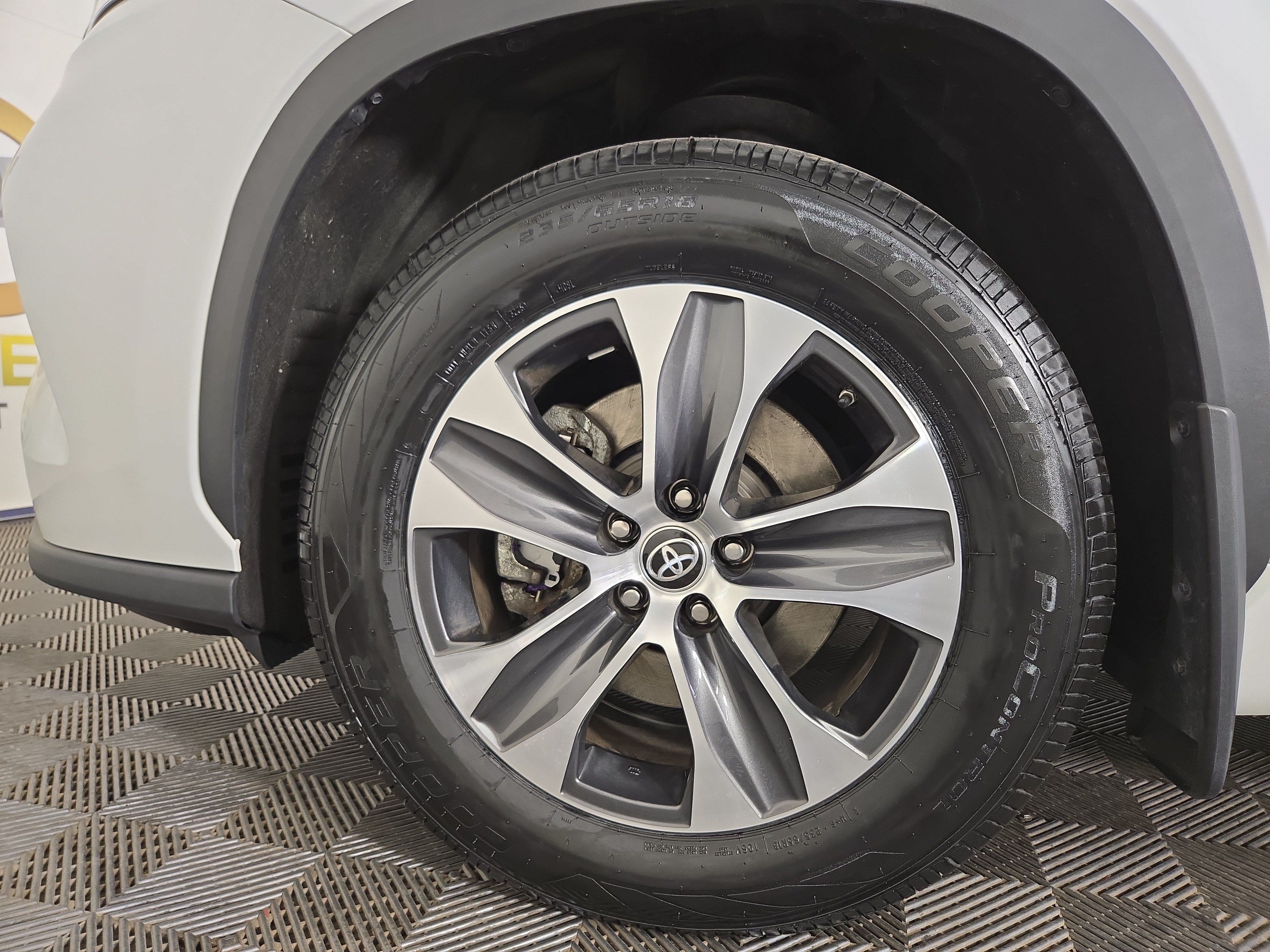 Used 2023 Toyota Highlander XLE AWD/4WD image 36
