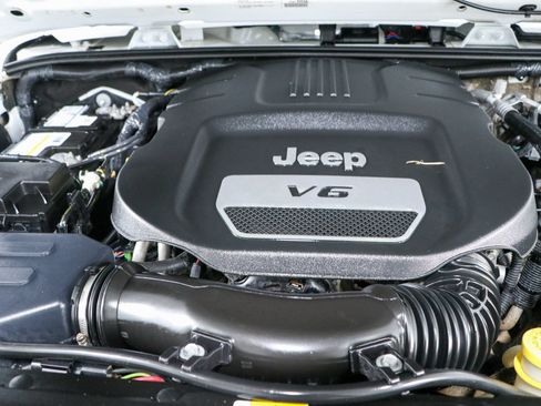 Used 2017 Jeep Wrangler Unlimited Sahara AWD/4WD image 28