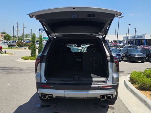 Used 2025 Chevrolet Traverse Z71 w/ Driver Confidence Package AWD/4WD image 8