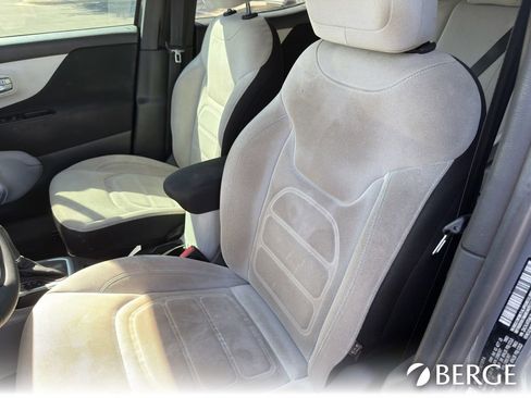 Used 2020 Jeep Renegade Latitude FWD image 12