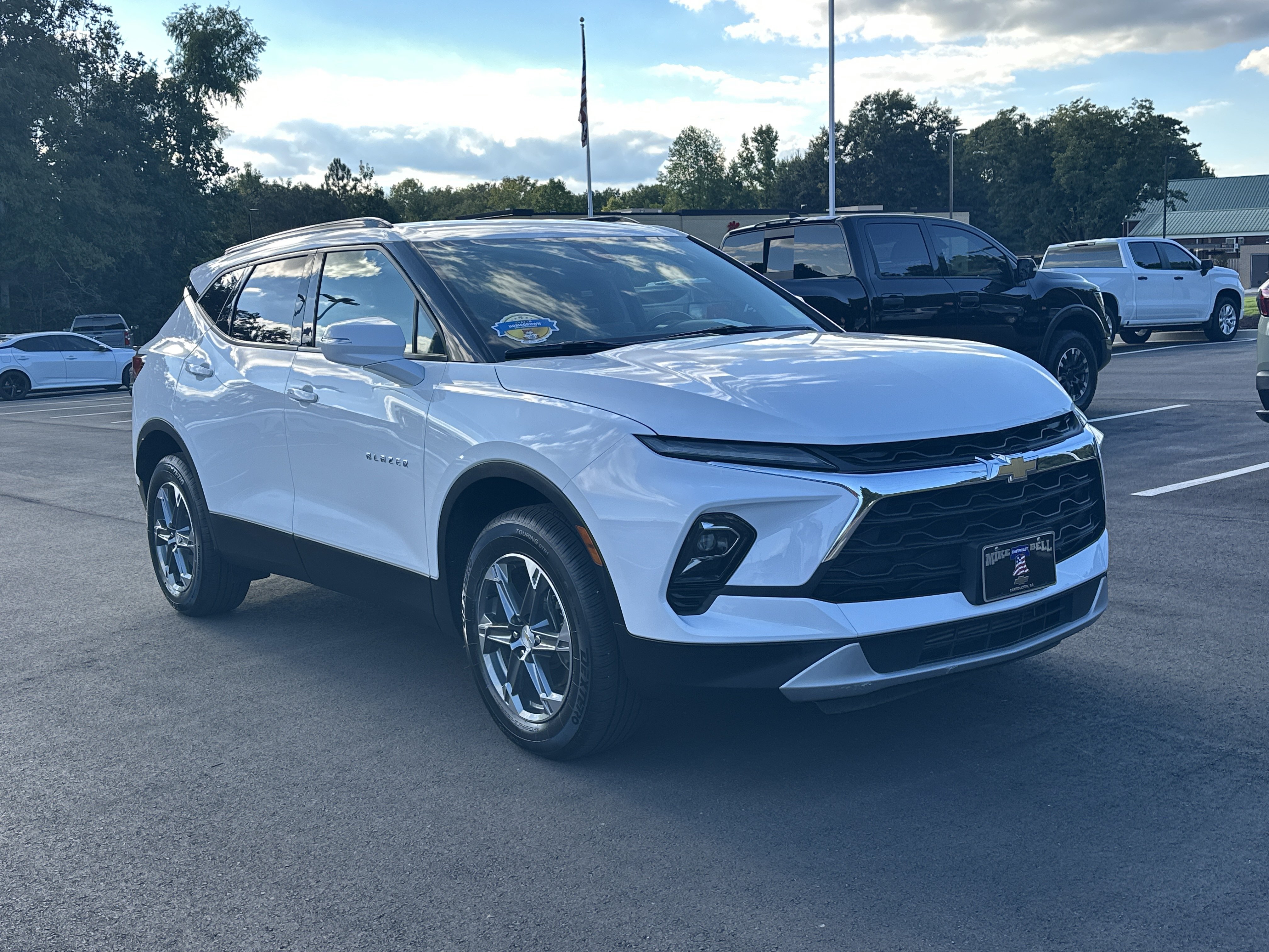 Used 2024 Chevrolet Blazer LT FWD image 2