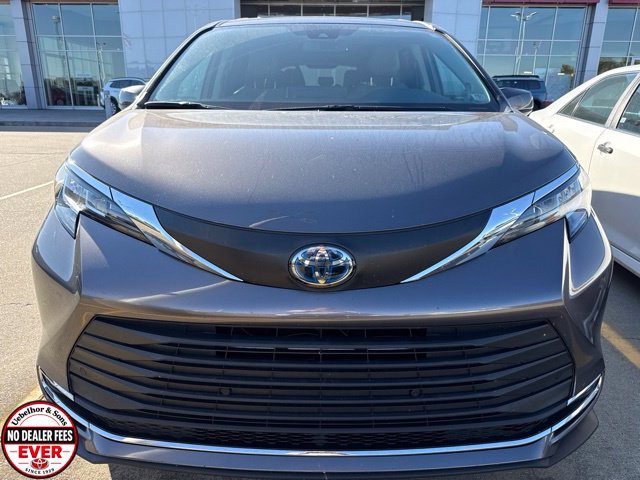 Used 2021 Toyota Sienna XLE w/ XLE Plus Package FWD image 11