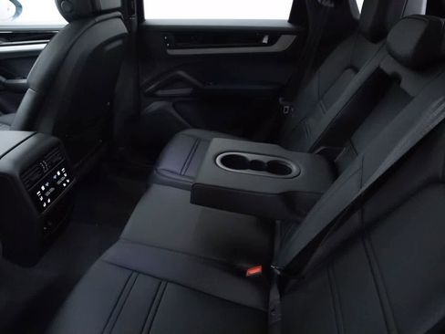 Certified 2025 Porsche Cayenne AWD/4WD image 34