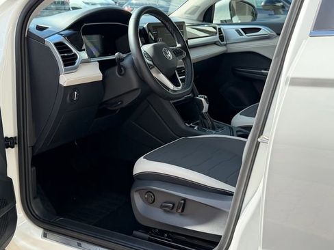 Certified 2025 Volkswagen Taos SE FWD image 13