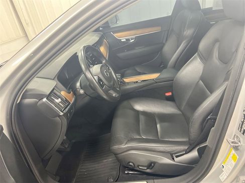Used 2021 Volvo S90 T6 Momentum image 3
