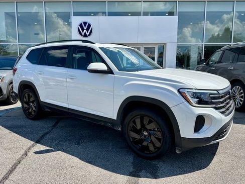Used 2024 Volkswagen Atlas SE w/ Panoramic Sunroof Package FWD image 1