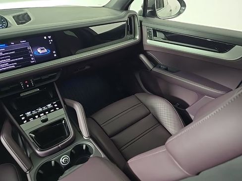 Certified 2025 Porsche Cayenne Coupe image 24