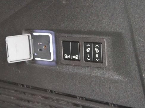 Used 2023 Chevrolet Tahoe Premier AWD/4WD image 4