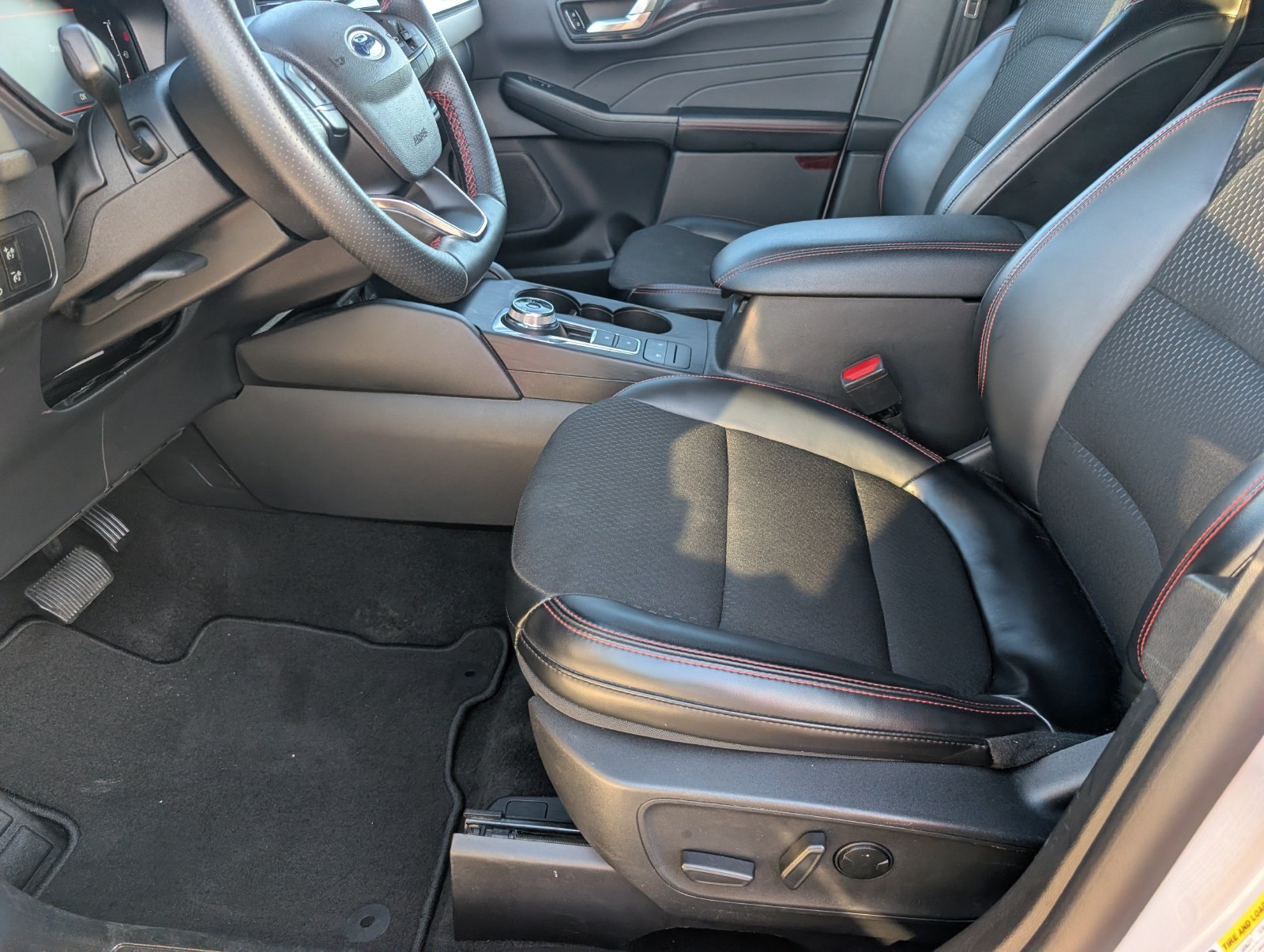 Used 2025 Ford Escape ST-Line Select AWD/4WD image 14