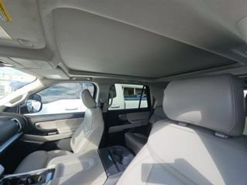 Used 2025 Ford Expedition Active AWD/4WD image 9