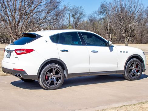 Used 2018 Maserati Levante image 17
