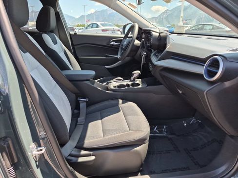 Used 2025 Chevrolet Trax LS w/ LS Convenience Package FWD image 29