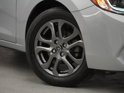 Used 2020 Toyota Yaris XLE image 4