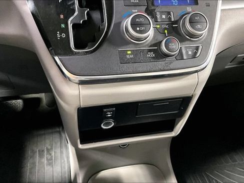 Used 2018 Toyota Sienna LE FWD image 16